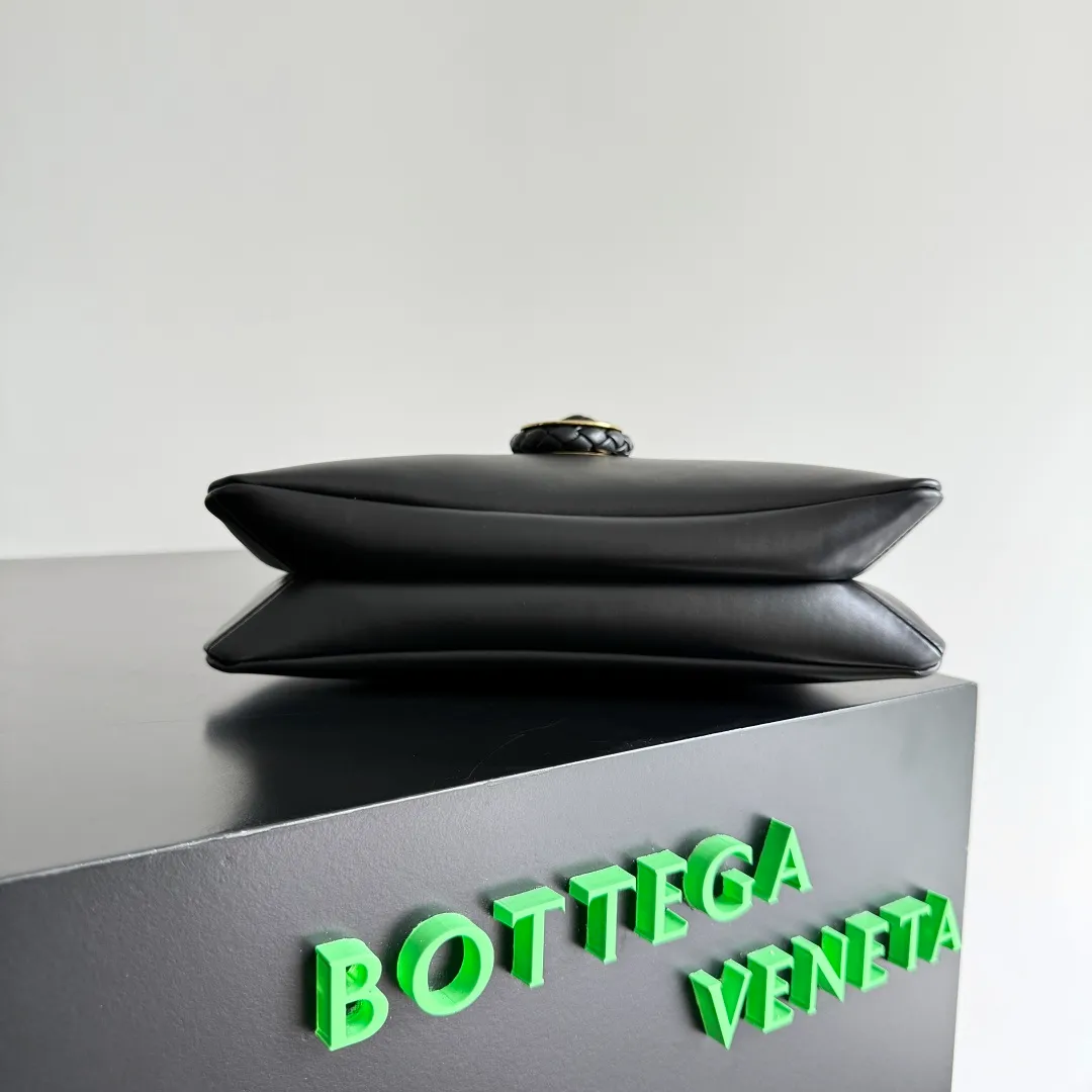 Batch 1520 BOTTEGA VENETA 2025 women's mini LIBERTA crossbody bag, the smallest size is shipped! ! Summer is here, how can you go out and play without a small bag? The "Freedom" series has the advantage of not being picky about seasons. I really like it. A small bag with a generous temperament is an indispensable item for every girl to perfectly adapt to the variety of summer outfits. The high-quality leather reveals a delicate luster. The U-shaped high-quality hardware design is enlarged in this size, which is the finishing touch. Whether it is attending a banquet or daily travel, it can show off the taste. Style No.: 826147 Size: 24*15.5*5cm
